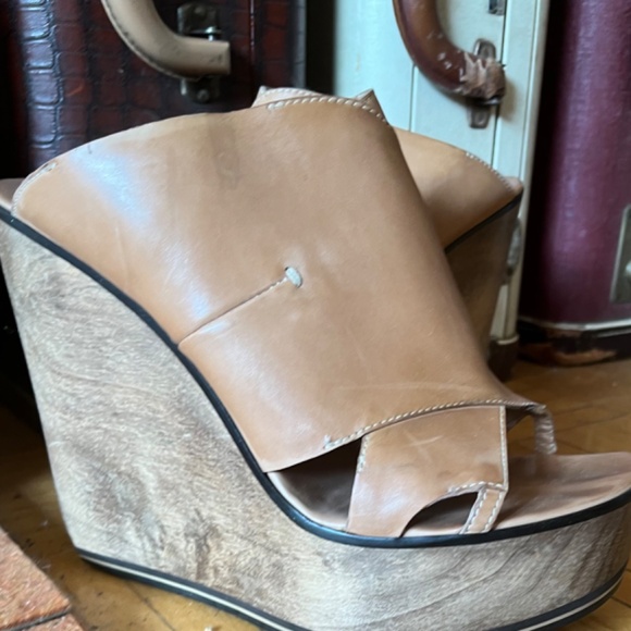 Ladies Designer Heels
Burberry, Costume National, Cavalli, BCBG - Picture 11 of 14